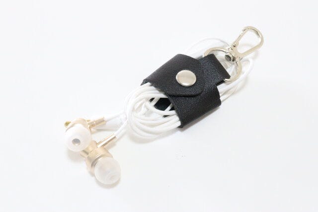 ダイソーのケーブルをまとめられるケーブルクリップ（フェイクレーザー、カラビナタイプ）