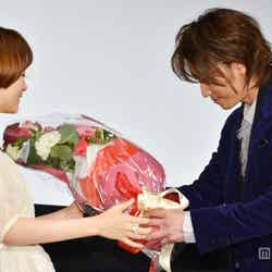 佐藤健がサプライズで大原櫻子に花束を渡している様子