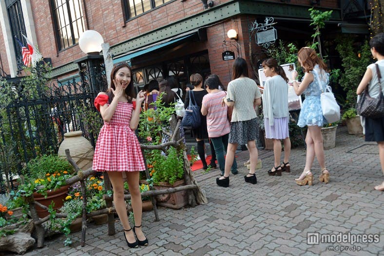 道にはみ出るほどの行列に上條かすみもビックリ/モデル:上條かすみ