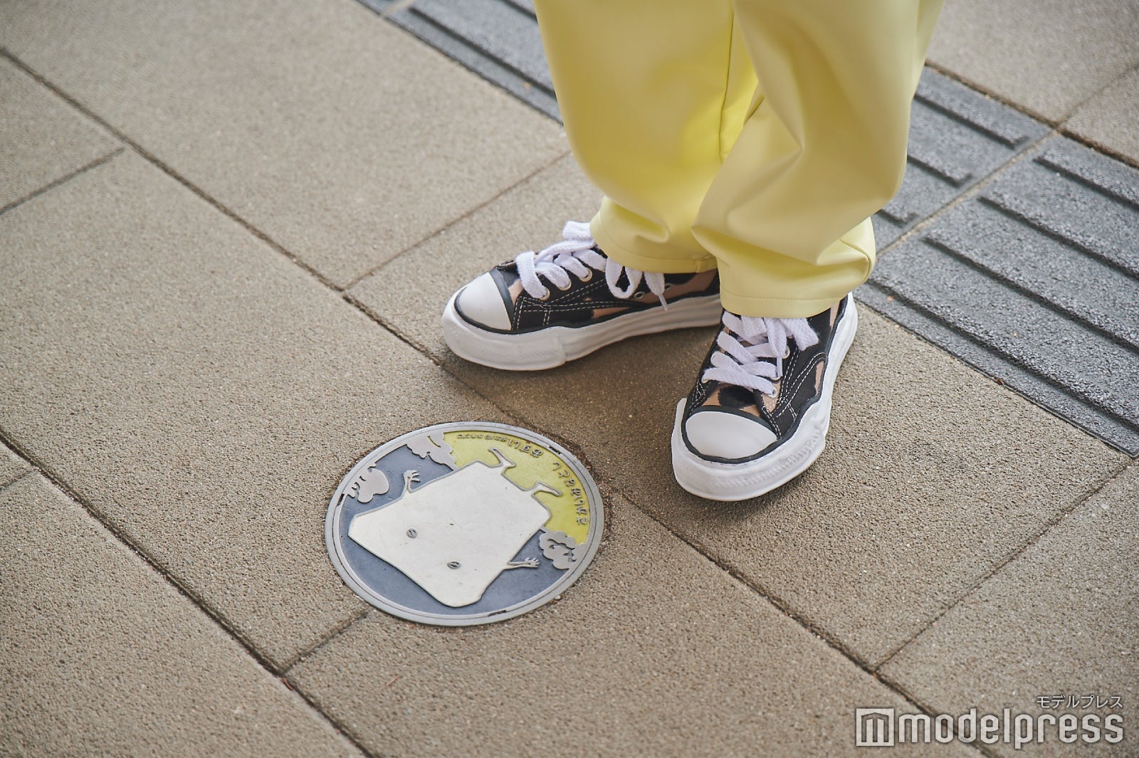 所々に現れるカラーマンホール。レトロなイラストも可愛い（C）モデルプレス（C）水木プロダクション