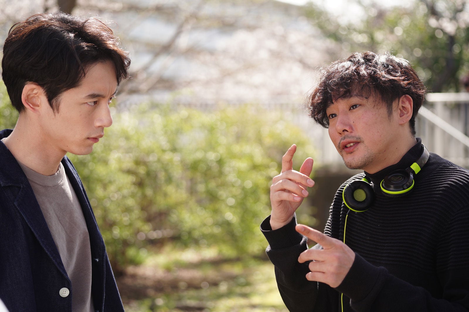 （左から）坂口健太郎、藤井道人監督（C）2022映画「余命10年」製作委員会