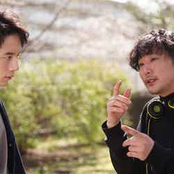 （左から）坂口健太郎、藤井道人監督（C）2022映画「余命10年」製作委員会