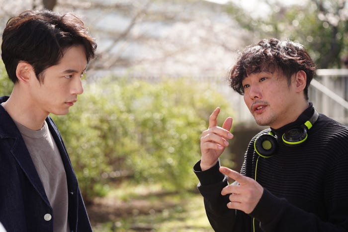 (左から)坂口健太郎、藤井道人監督(C)2022映画「余命10年」製作委員会