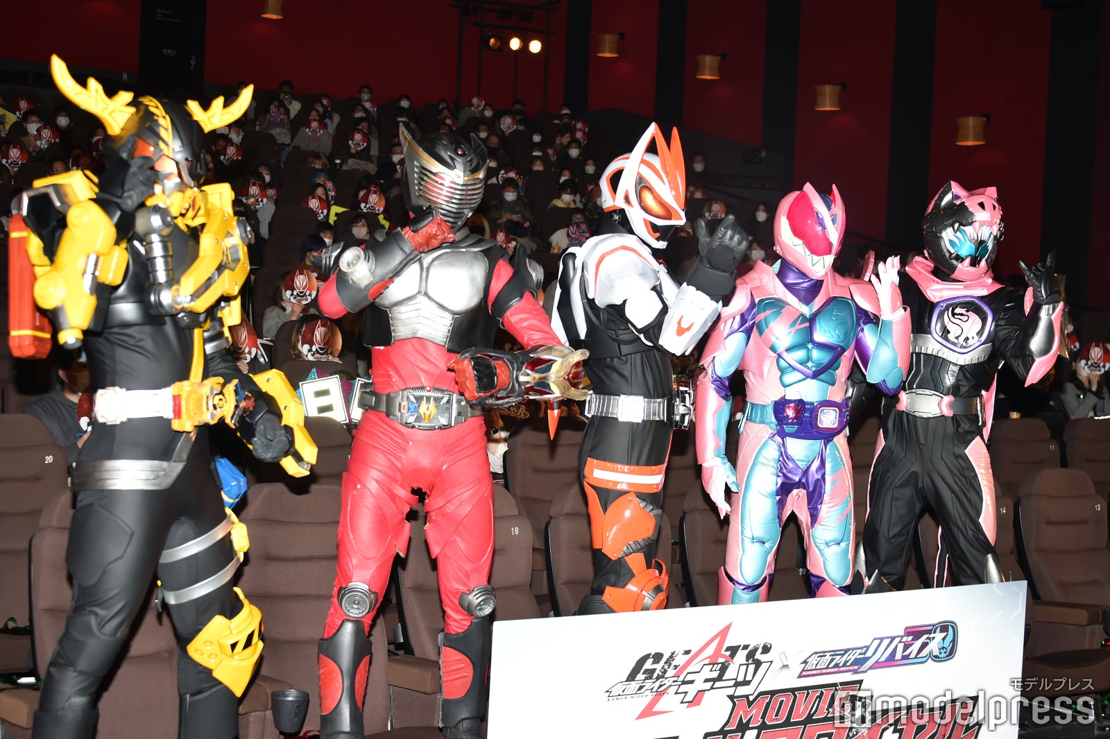 （左から）仮面ライダーバイス、仮面ライダーリバイ、仮面ライダーギーツ、仮面ライダー龍騎、仮面ライダーシーカー （C）モデルプレス