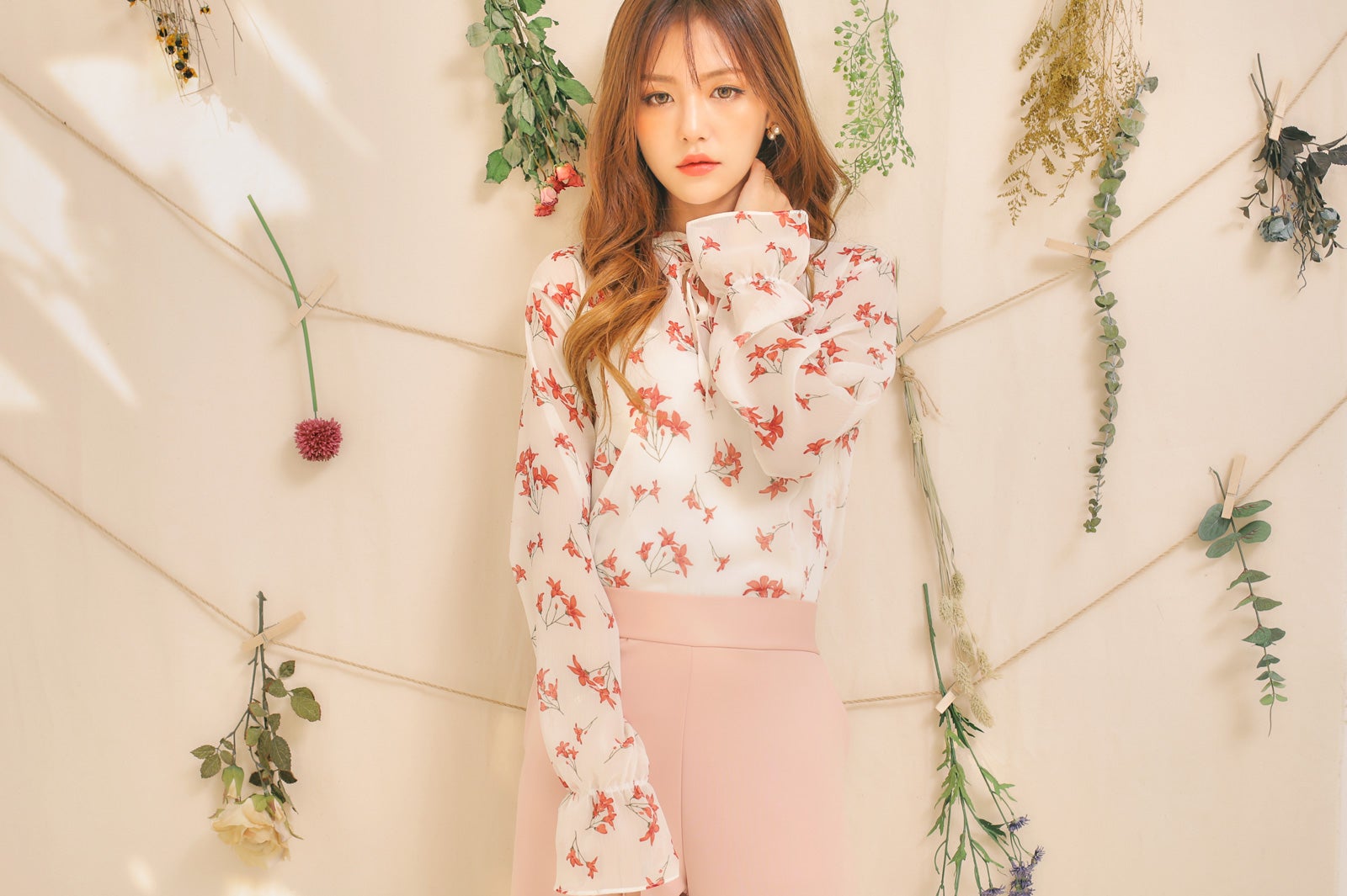 ネックストラップフラワーブラウス（画像提供：コマチストアーズ）