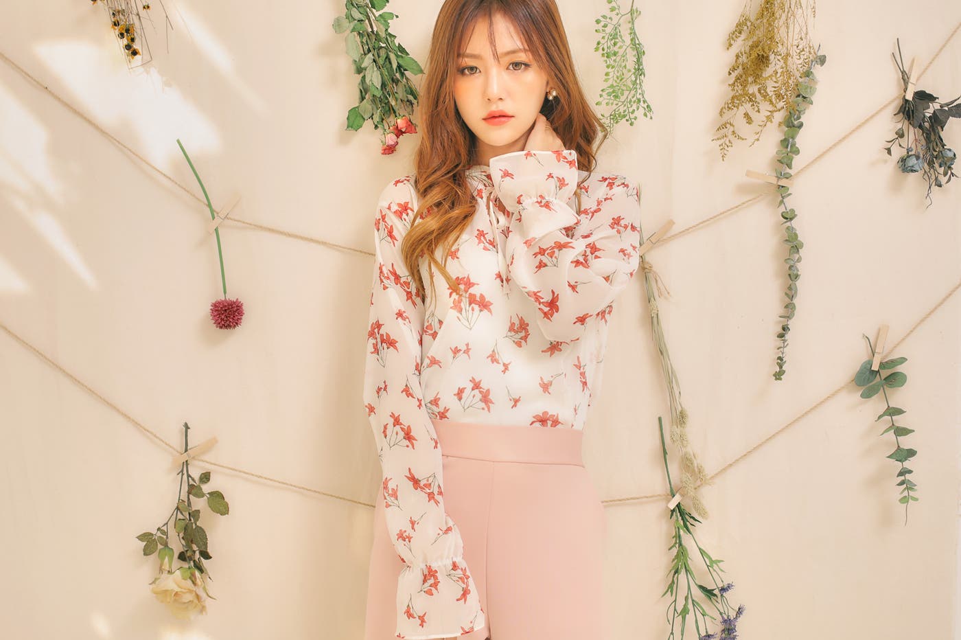 ネックストラップフラワーブラウス(画像提供:コマチストアーズ)