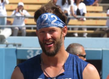 昨季限り引退の元ド軍カーショー、米国代表初登板で観客総立ち称賛に笑顔 先頭打者被弾1回投げきれず 最速141キロ