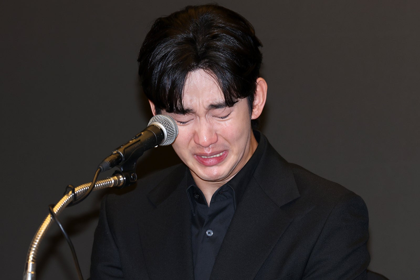 会見で涙するキム・スヒョン（Photo by Getty Images）