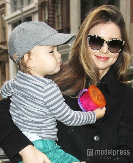 ミランダ カー 大事な人の名前ネックレスをつけてmangoのイベントに モデルプレス