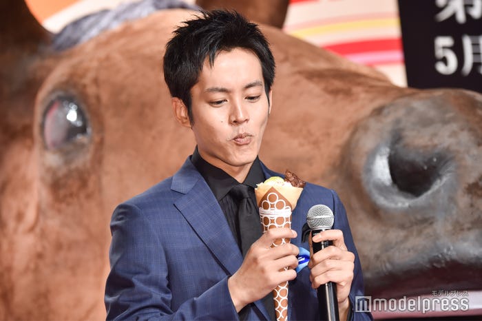 もぐもぐ…(C)モデルプレス