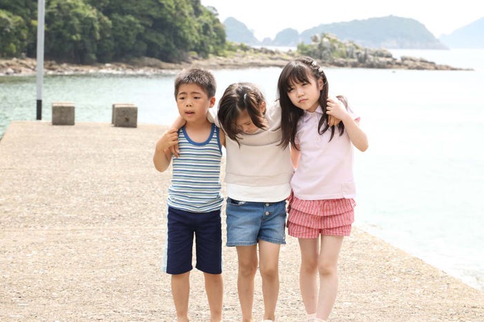 加藤叶和、宮崎莉里沙、寺田藍月「ばらかもん」第5話より(C)フジテレビ