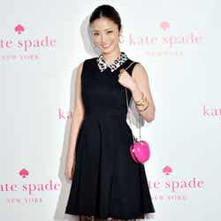 黒のワンピースで大人っぽく登場した上戸彩