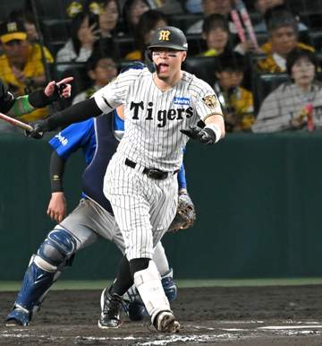 阪神に暗雲 佐藤輝が左足自打球で途中交代 第2戦へ「しっかり出られるように調整します」 藤川監督「元々、あった症状」