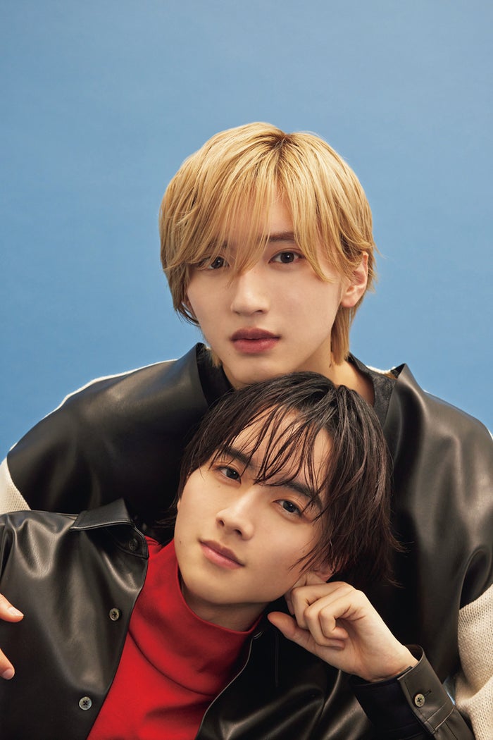 なにわ男子・道枝駿佑＆板垣李光人が密着 “みちりひ”コンビで親密感たっぷりグラビア披露