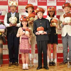 ドコモ田家(ダケ)ファミリー(前列左より:蒔田彩珠、市原尚弥 後列左より:藤村志保、岸部一徳、草刈民代、橋本愛、高橋克実)