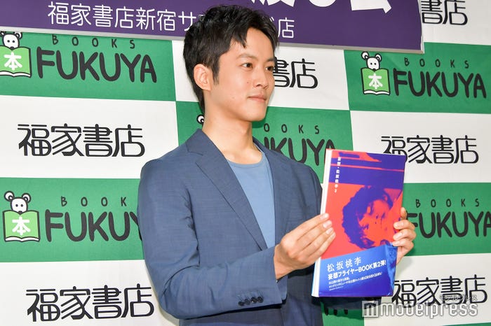 「本を前に押し出す感じで」というリクエストに応じる松坂桃李 (C)モデルプレス