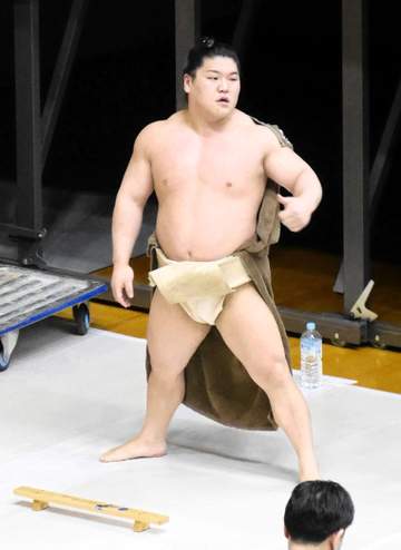 力士ならではの腕立て伏せに巡業ファン沸く、朝紅龍が自慢の筋肉美を披露