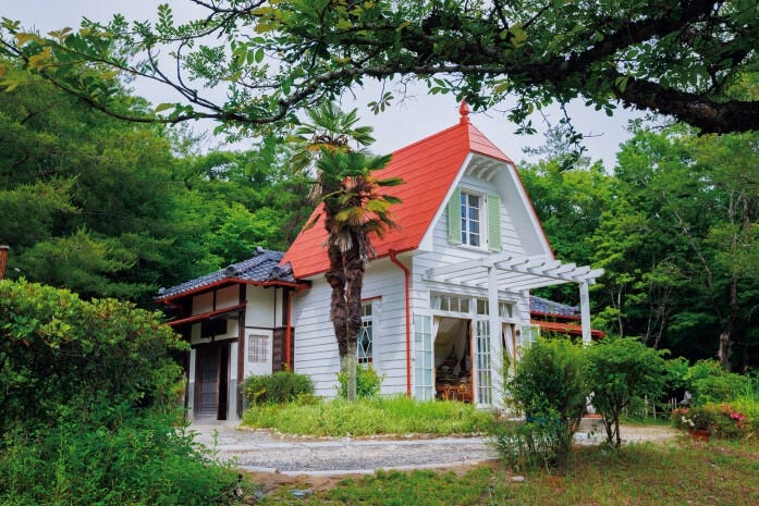 麓のほうにあるのが「サツキとメイの家」。家の中に靴を脱いでお邪魔でき、机や押し入れ、扉、台所など、いたるところを触ったり動かしたりできます。展示用ですが、ココは“住める家”なのです