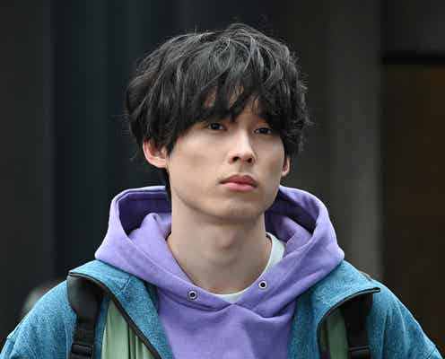SixTONES松村北斗、KAT-TUN亀梨和也主演ドラマクランクイン「ヒーロー勢揃いで特撮映画みたい」<レッドアイズ>