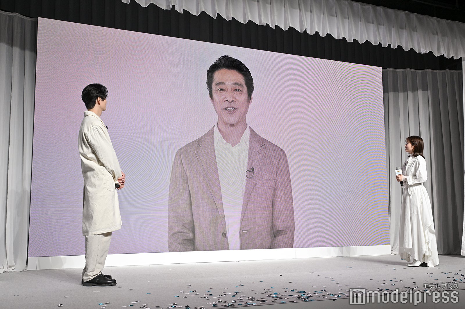 堤真一からのサプライズビデオメッセージを見る岡田将生、小芝風花（C）モデルプレス