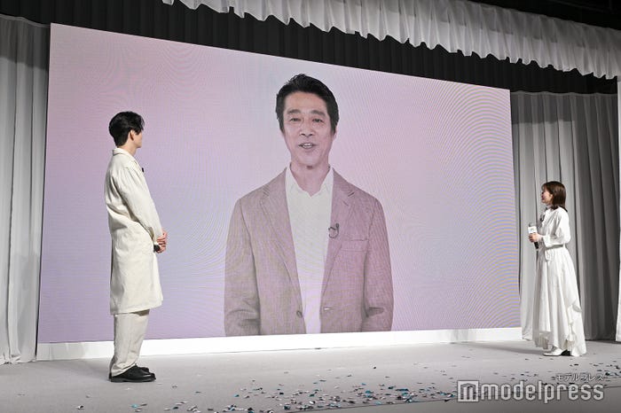 堤真一からのサプライズビデオメッセージを見る岡田将生、小芝風花(C)モデルプレス