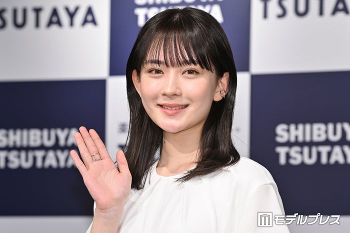 畑芽育、穴あきワンピで美スタイル披露「大胆」「着こなせるのがすごい」と反響