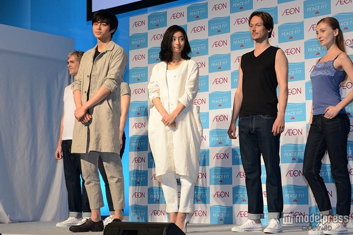 (前列左から)東出昌大、忽那汐里