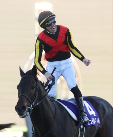 ネット「一番雑なサインw」「誰が分かるねんw」【有馬記念】まさかロイヤルファミリー馬券→サイン馬券に騒然「簡単だったw」「ここだったか…」「笑った」 なお来年は「馬番11」