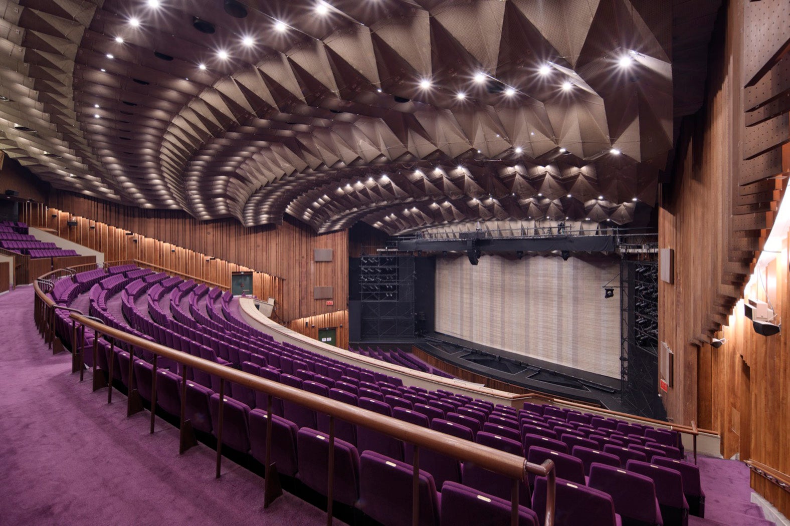 2階客席からみた舞台（提供写真）