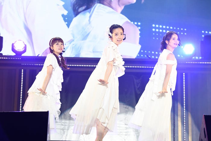 ぱるる選抜(左から)日出有香、島崎遥香、島崎遥香、日出有香/「AKB48グループ同時開催コンサートin横浜~今年はランクインできました祝賀会~」(C)AKS