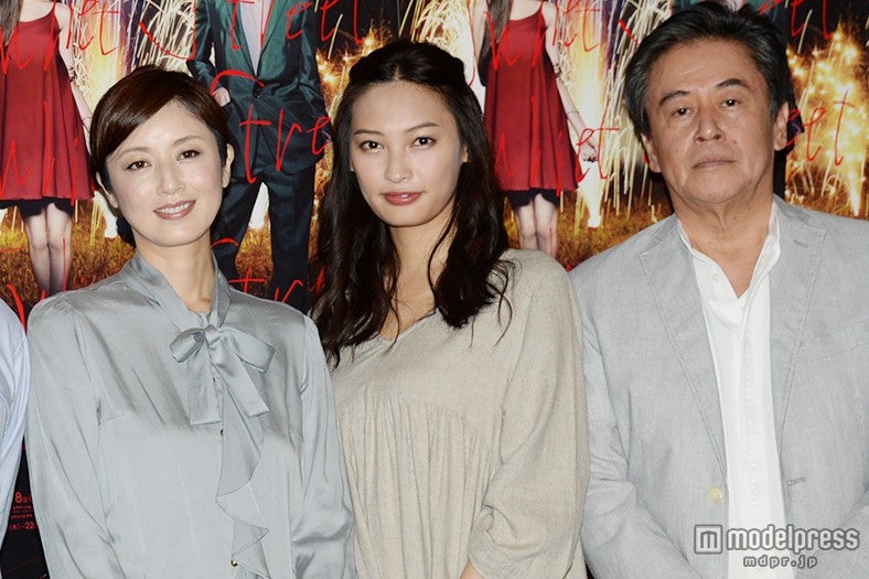 高岡早紀、大政絢、風間杜夫（左から）