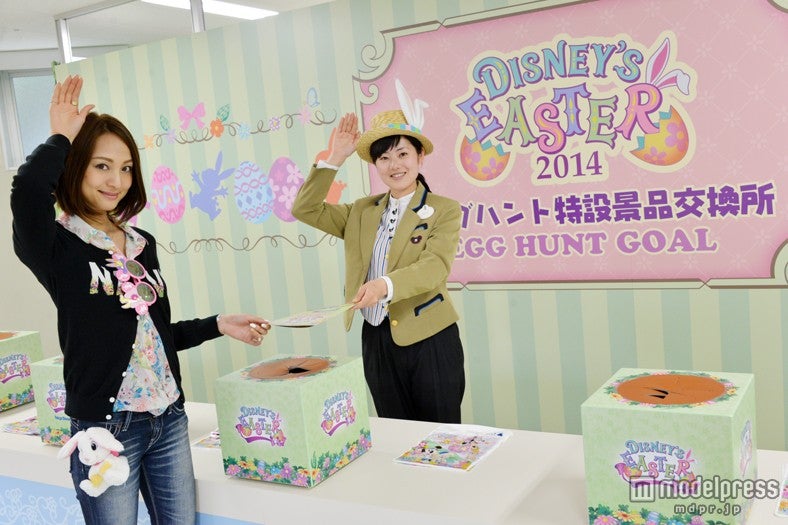 体験プログラム「エッグ・ハント・イン・東京ディズニーランド」ゴールの景品交換所／モデル：福間文香
