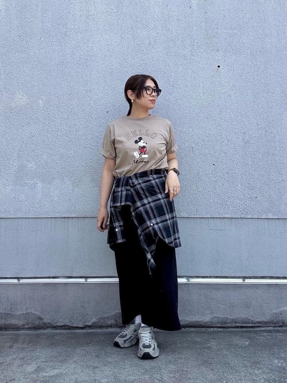 ミッキーマウスTに秋のニュアンスも感じるチェックシャツを巻いて　出典：WEAR