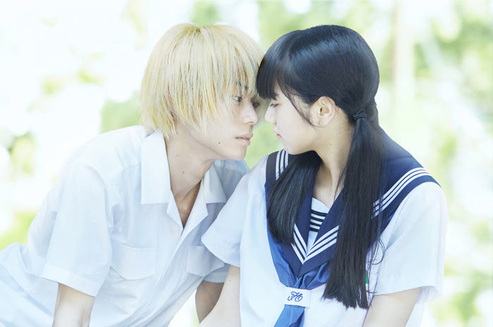 小松菜奈&菅田将暉のキス寸前ショット(C)ジョージ朝倉/講談社(C)2016「溺れるナイフ」製作委員会