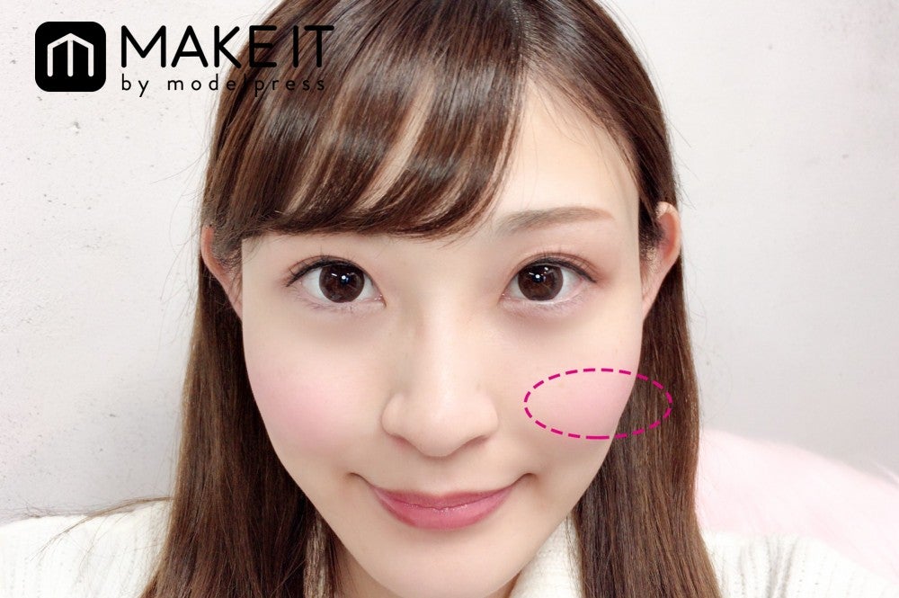 面長さんは頬骨下の横長チーク／【CLINIQUE】「チーク ポップ」“04 プラム ポップ”使用 (C)メイクイット