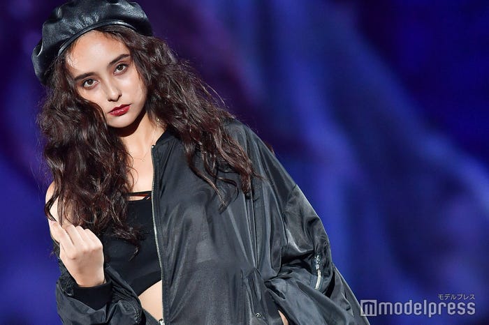 ロングヘアの石田ニコル(C)モデルプレス