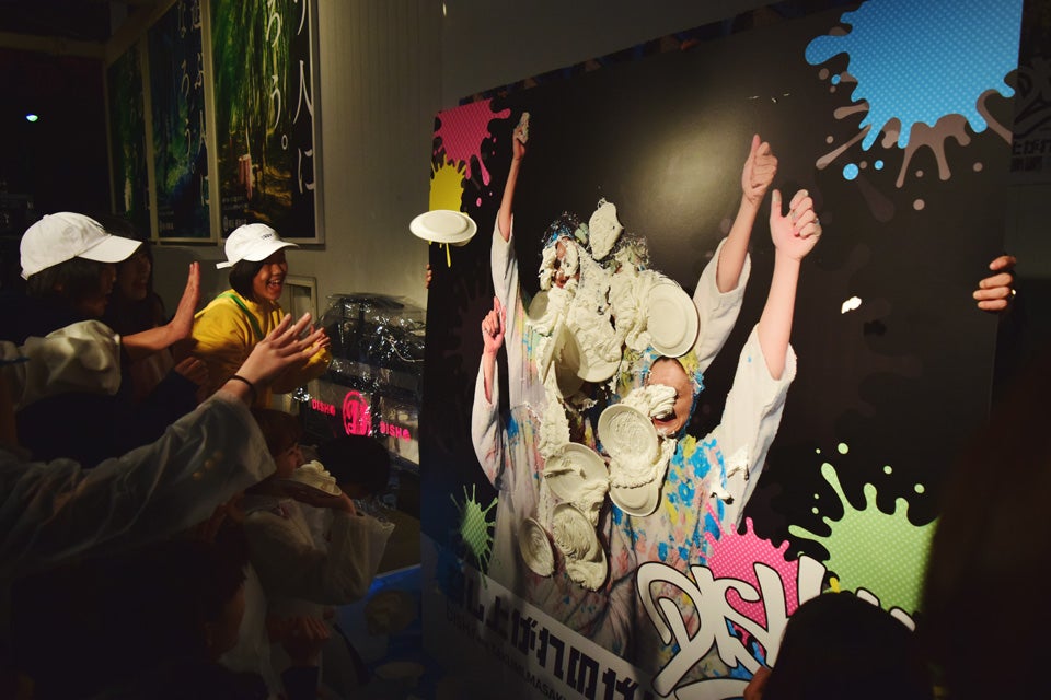 ファンからパイ投げ（画像提供：ソニー・ミュージック）