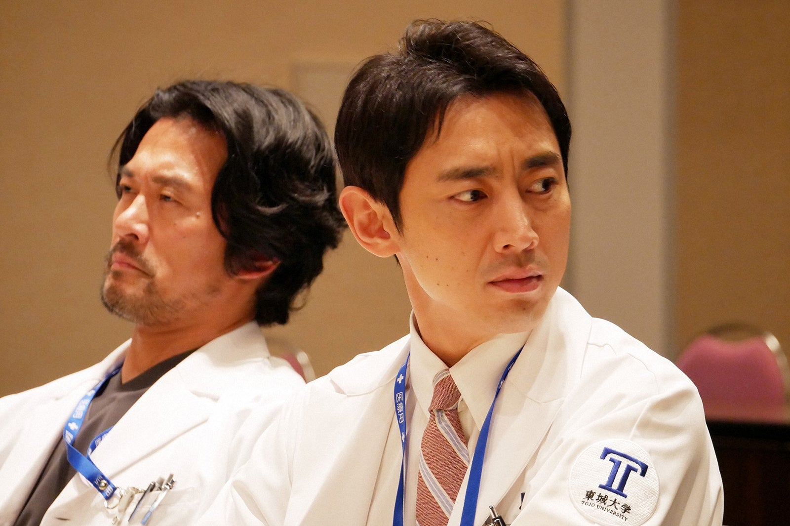 内野聖陽、小泉孝太郎／「ブラックペアン」第2話より（C）TBS