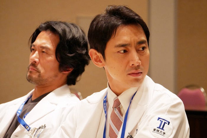 内野聖陽、小泉孝太郎/「ブラックペアン」第2話より(C)TBS