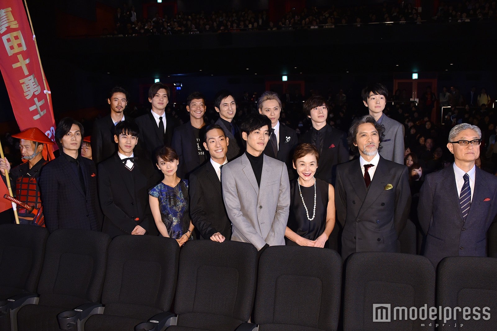 （後列左より）青木健、荒井敦史、駿河太郎、高橋光臣、石垣佑磨、村井良大、望月歩（前列左より）加藤和樹、永山絢斗、大島優子、中村勘九郎、松坂桃李、大竹しのぶ、加藤雅也、堤幸彦監督 （C）モデルプレス