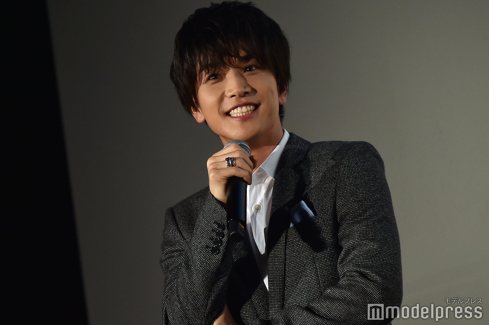 サプライズの段取りで困る岩田剛典 （C）モデルプレス