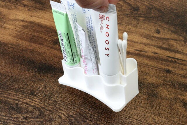 すきまにピッタリ　軟膏スタンド　取り出し