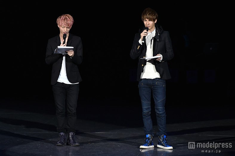 （左から）AKI、JOY