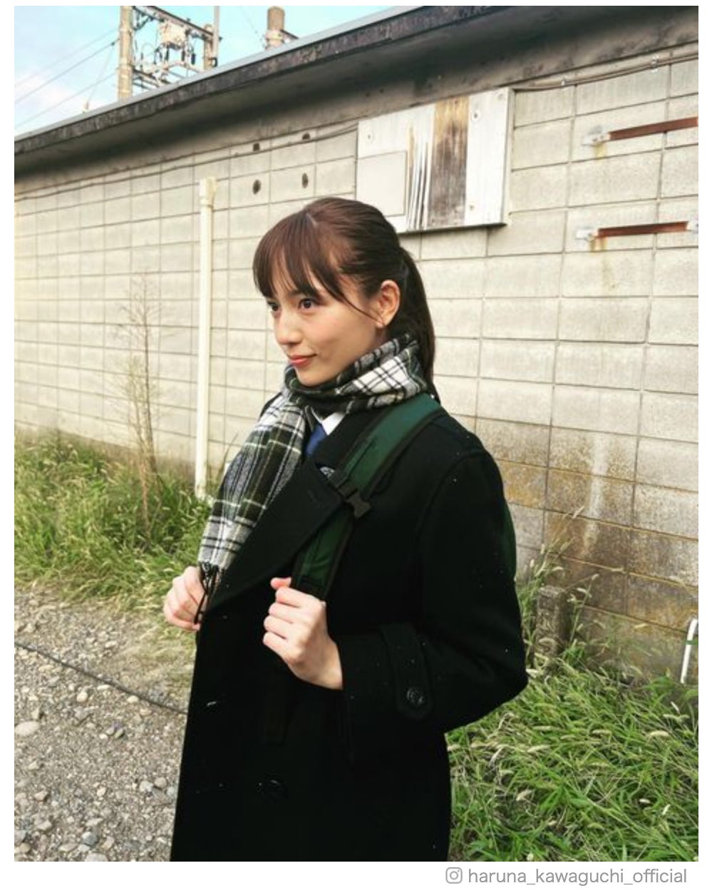 川口春奈、制服姿のオフショットに反響「余裕で高校生」