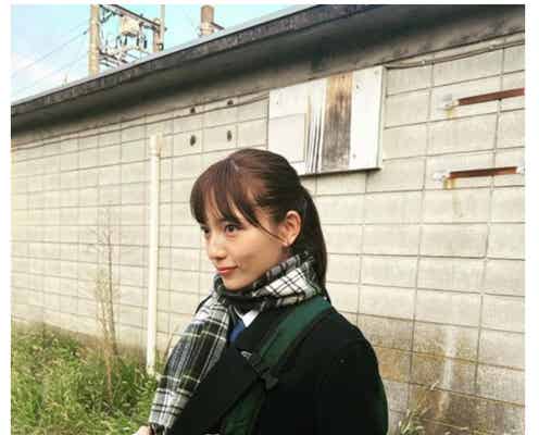 川口春奈、制服姿のオフショットに反響「余裕で高校生」