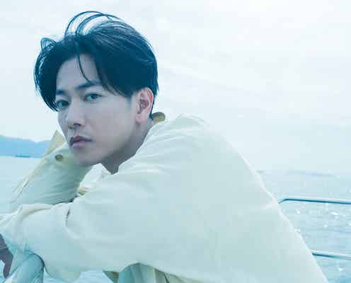 佐藤健、2023年カレンダー決定 日常から解き放たれた表情披露
