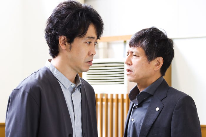 大泉洋、勝村政信/「元彼の遺言状」第9話より(C)フジテレビ