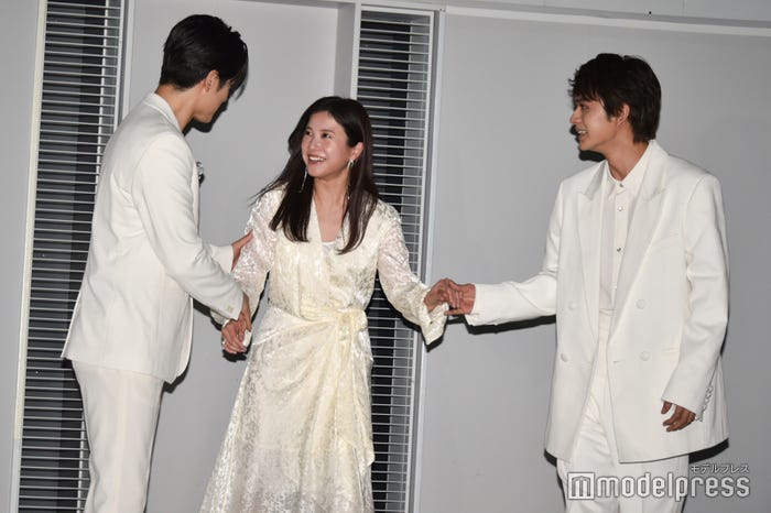 登壇時、先に吉高由里子をエスコートしていた北村匠海にディーン・フジオカも加わる (C)モデルプレス