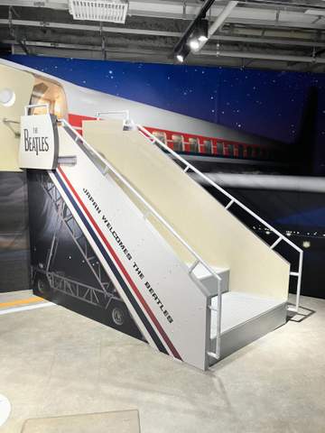 あの日航機タラップも再現！ ビートルズ来日60周年記念ポップアップストア 竹下通りは一足早くビートルズがジャック