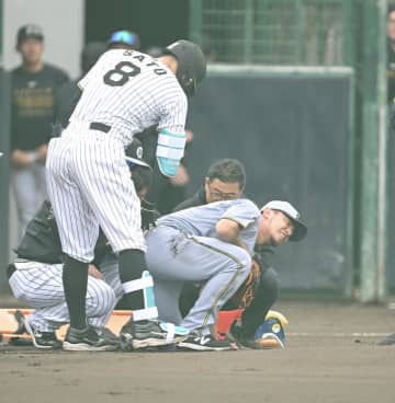 阪神・佐藤輝の打球が伊藤将を強襲 すぐに駆け寄って謝罪→降板に厳しい表情崩さず